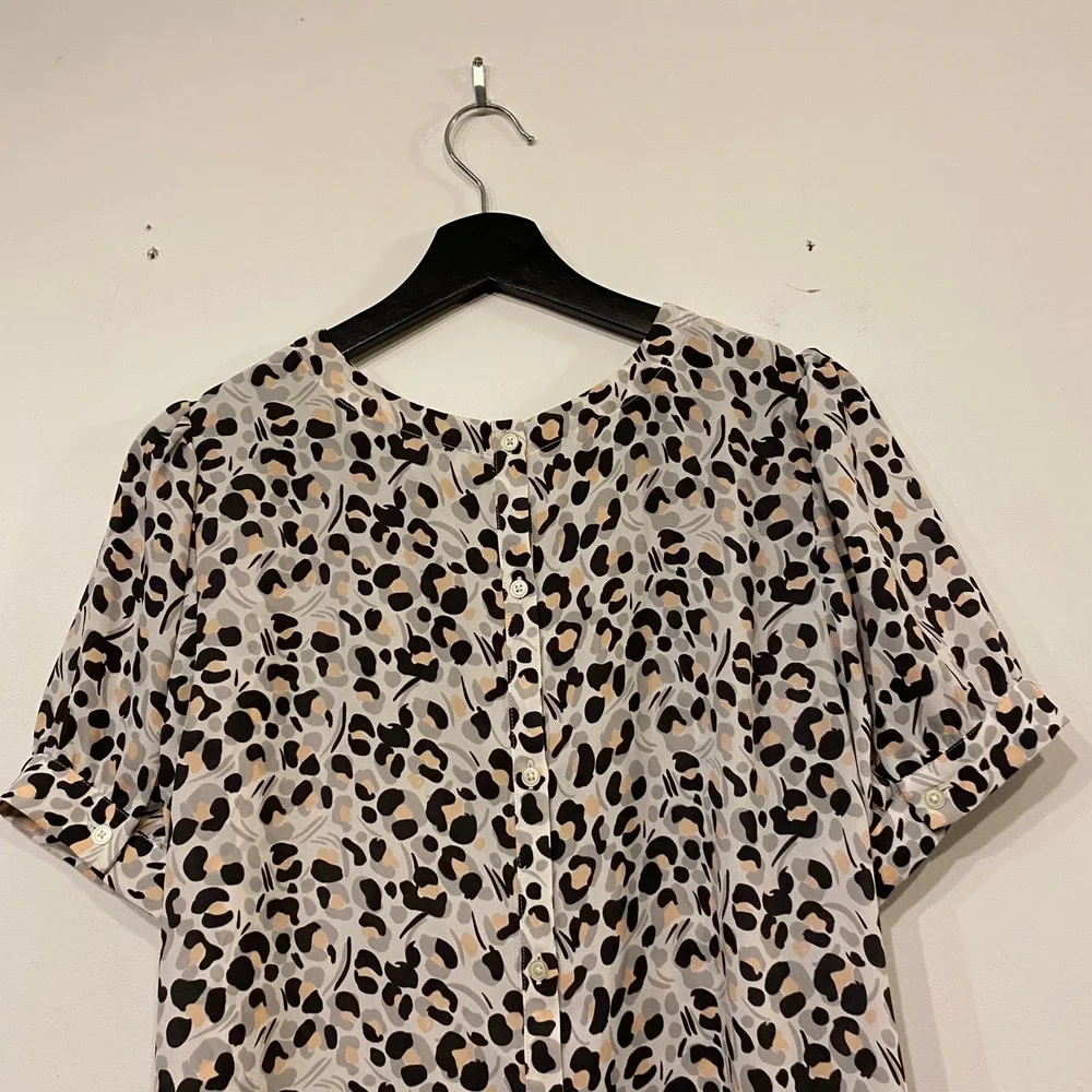LOFT Womens Leopard Print Short Sleeve Button Back Blouse Grey Peach Medium